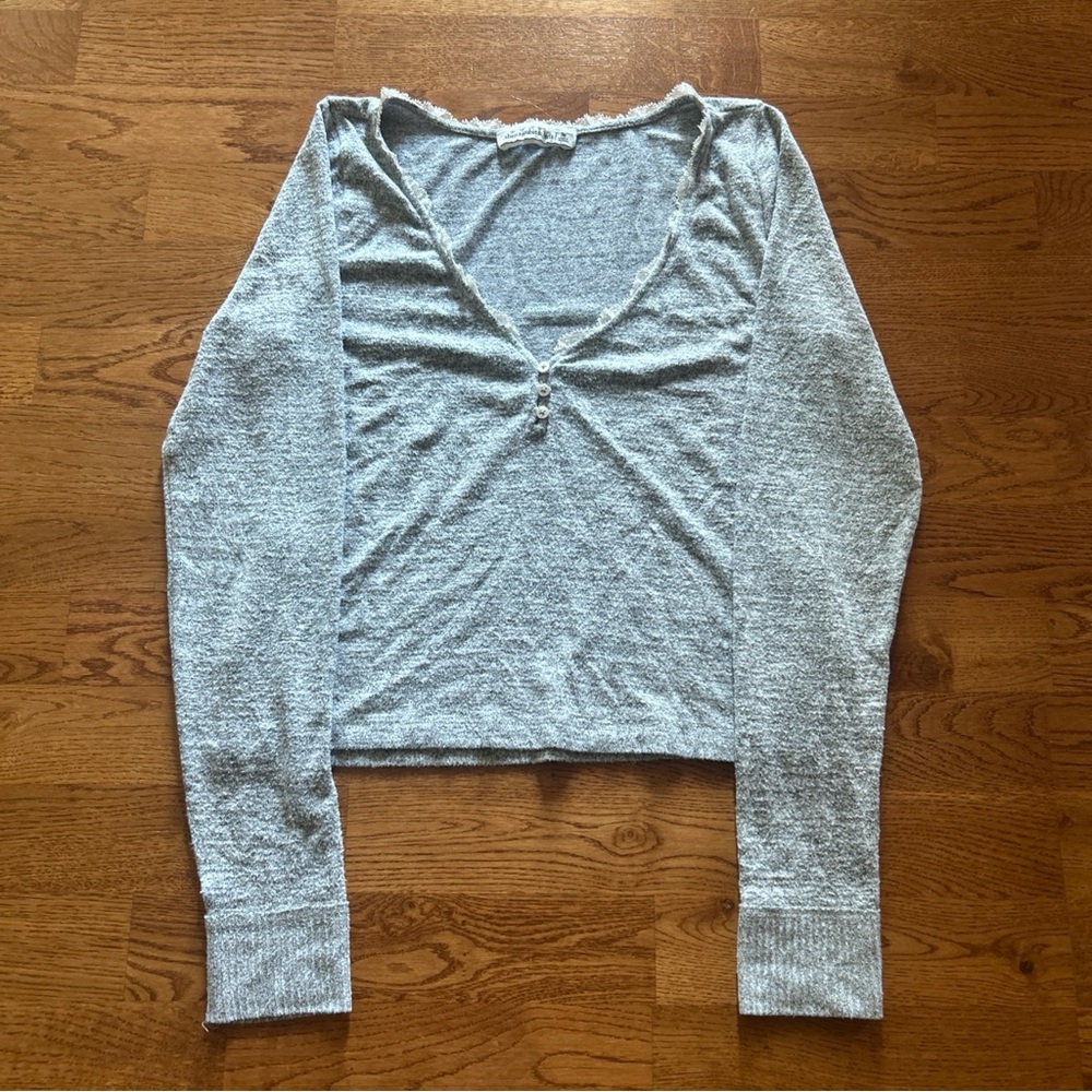 abercrombie long sleeve top shirt M Gray V Neck Henley Lace Crochet Trim Soft